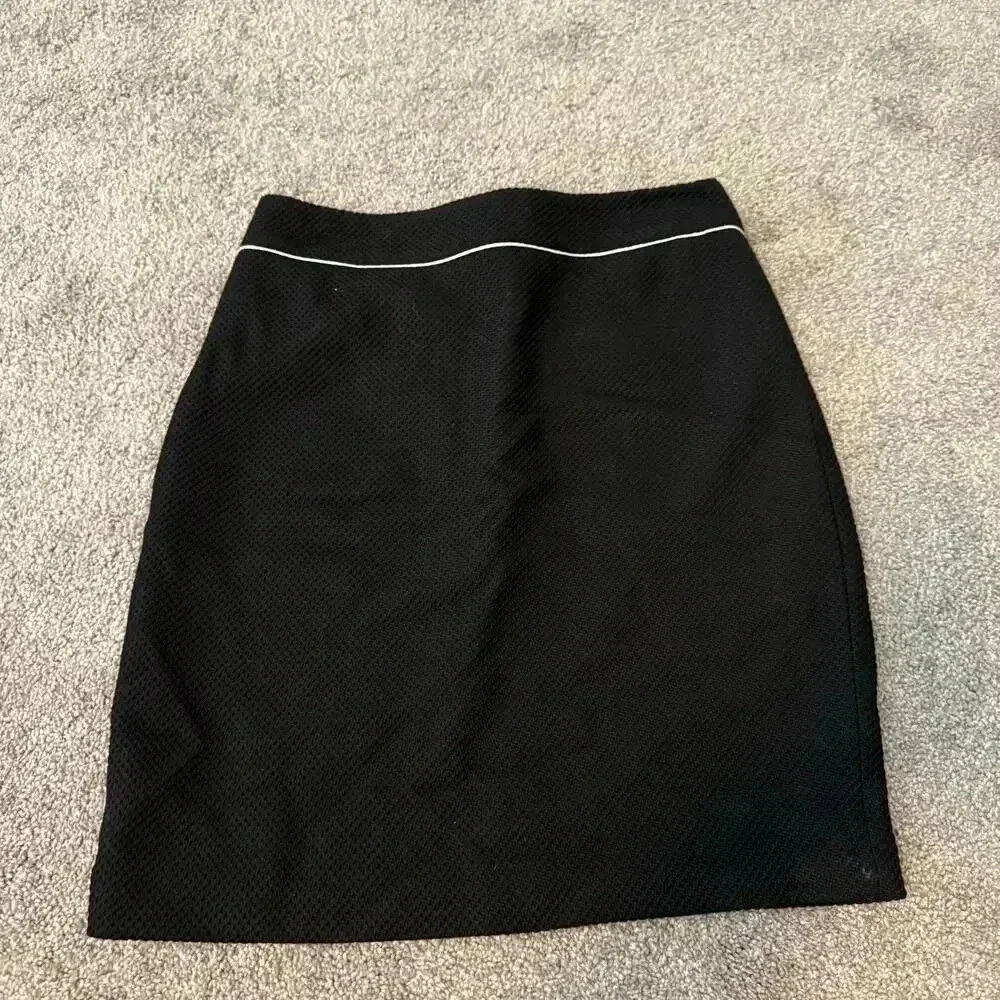 NWT White House Black Market Contrast Boot Skirt Size 4 Black